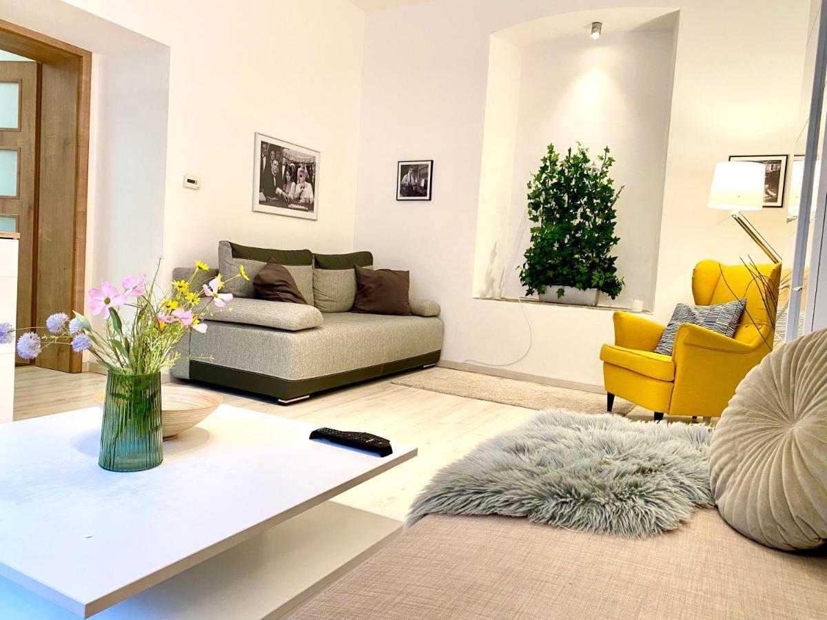 ברטיסלאבה James Bond Apartment Old Town מראה חיצוני תמונה